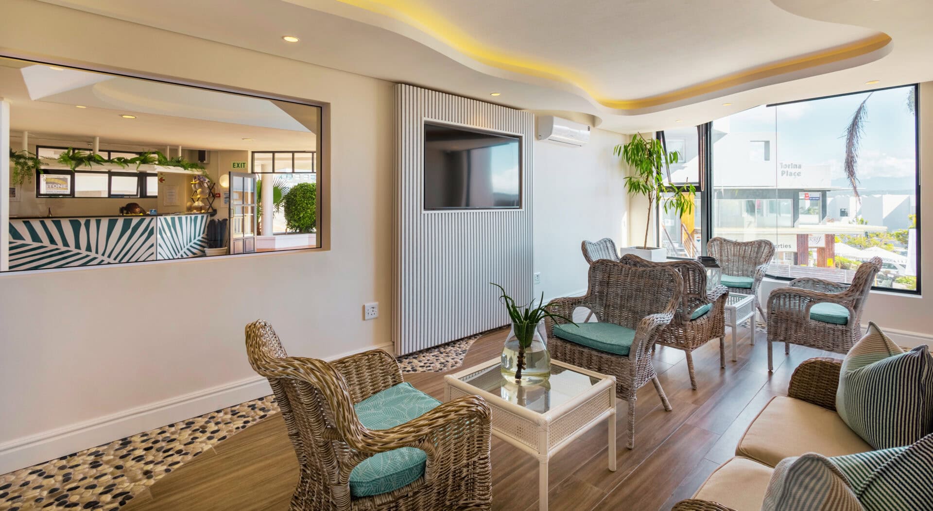 PlebbleLounge edit03